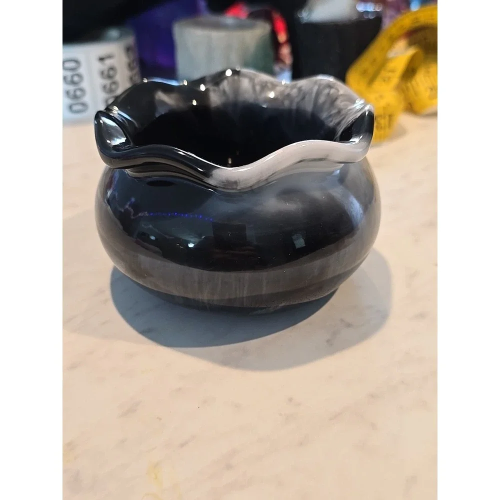 Handmade Resin Black White Wavy Edge Bowl  659‎